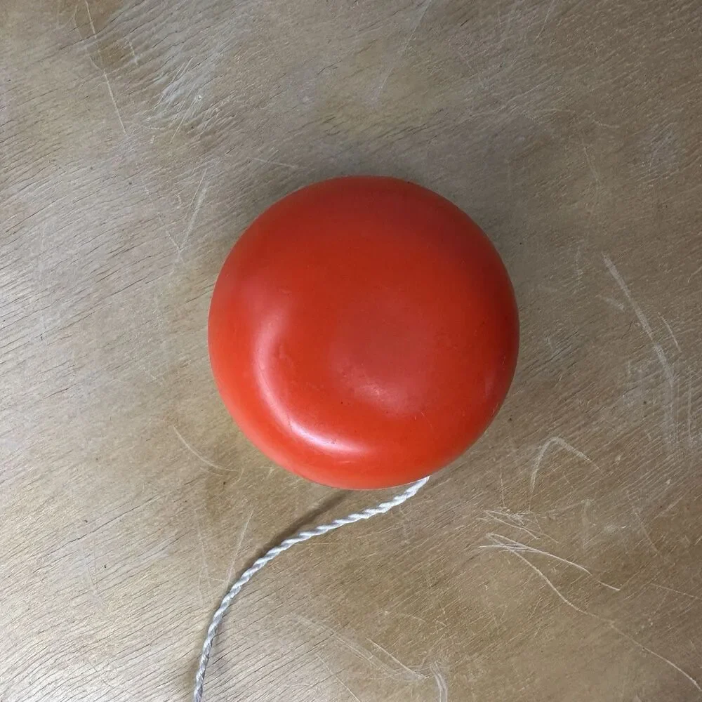 Vintage Snoopy Yo-yo, 1968 UNITED FEATURE SYNDICATE INC with hole in ball game
